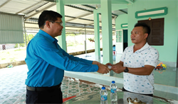 Thăm, tặng quà thân nhân đoàn viên tử vong do tai nạn lao động